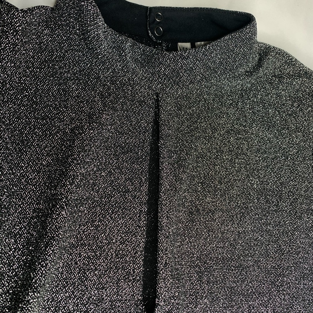 Low-Cut Short Top Black Glittery Long Sleeves. - Picture 6 of 8